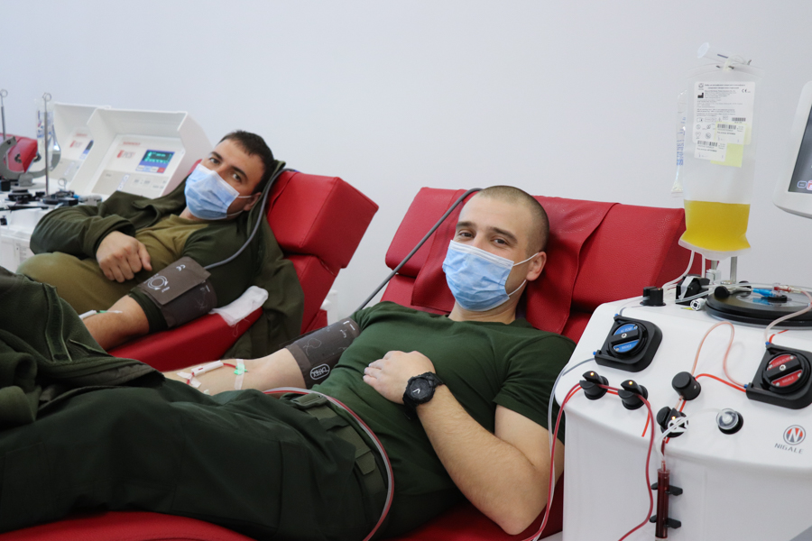 Военнослужащие стали донорами плазмы крови 